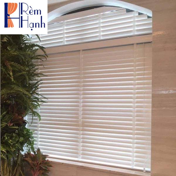 Rèm nhựa giả gỗ hãng Sankaku đẹp cho cửa vòm