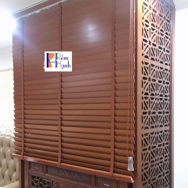 Hút tài lộc với mẫu Rèm gỗ che ban thờ