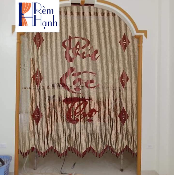 Rèm hạt gỗ che cửa ra vào phòng thờ