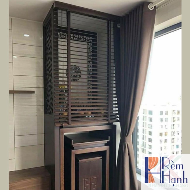 Rèm cửa gỗ che ban thờ nhà chung cư