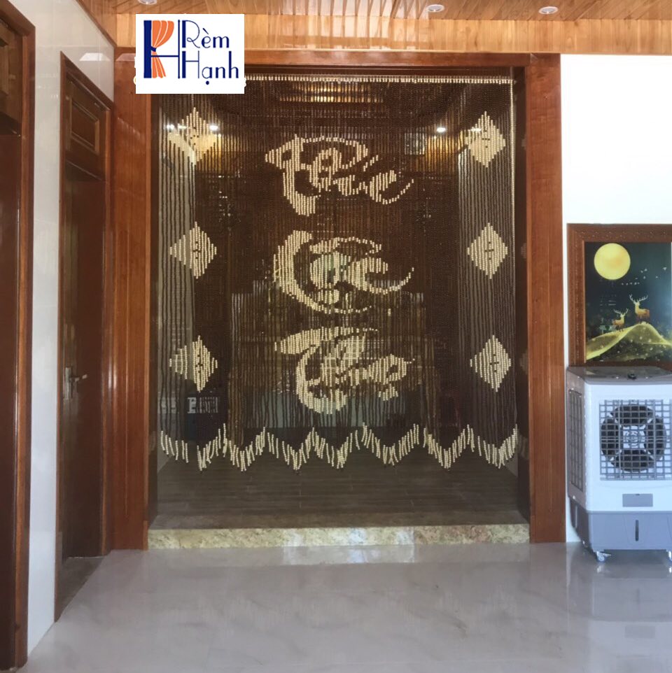 Rèm hạt gỗ phong thủy che cửa ra vào phòng thờ