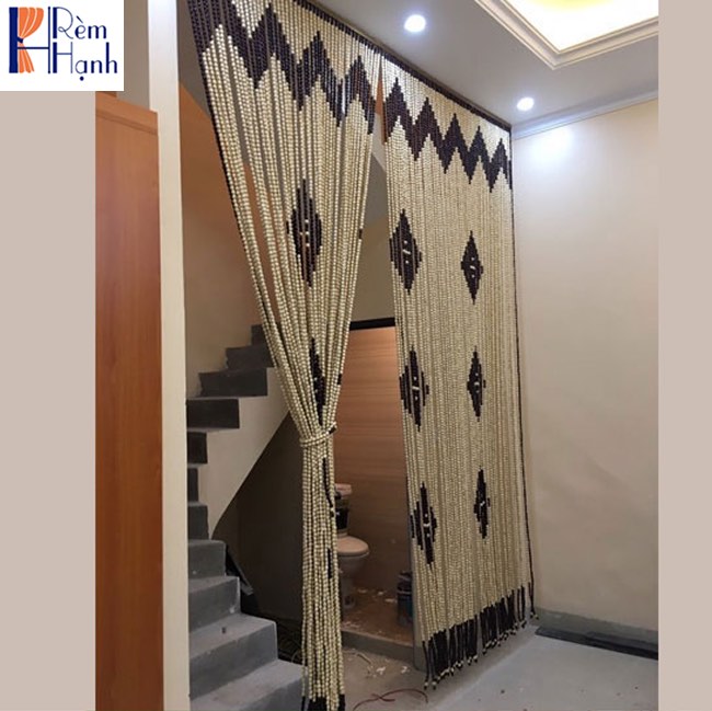 Rèm hạt gỗ phong thủy – Mẫu quả trám có viền sóng trên